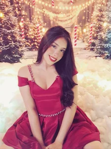 SarahMiler_のwear red. There is nothing stronger than a woman in a red dressの枚の写真