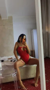 Kasandra_One Red Outfit Gambar 2