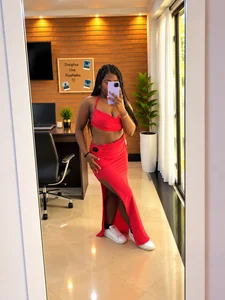 Red on Me, Temptation in the Air🔥 de KarinaFlowers_  3 photos