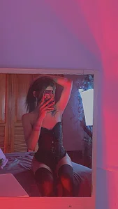 Nhicolas_SalazarRed lights, soft lips, and a little temptation. ❤️‍🔥图片 3