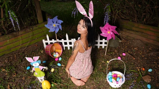 emily_dempsey Easter Sin 🐰💞  2টি ছবি