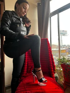 Miss_ellien 👠💖 A perfect combination of classy heels, delicate feet, and irresistible glamour. ✨ Every angle i Pic 4