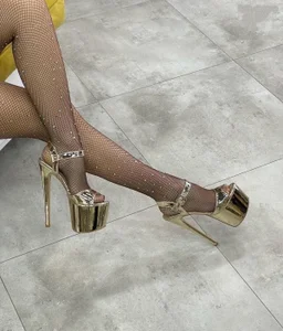 My heels🔥 de CarolineTookesx  2 photos