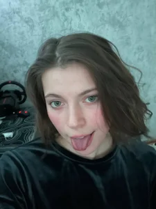 CutieAnny Showing my tongue Foto 7