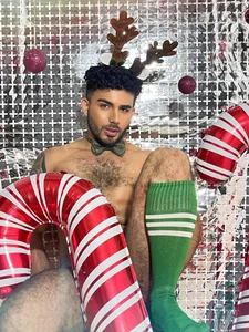adamhairyのa sexy christmas reindeerの 3枚の写真