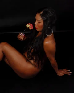 sofi_decker Public Immagine  4