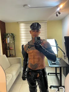 AdanReilly latex 사진 2