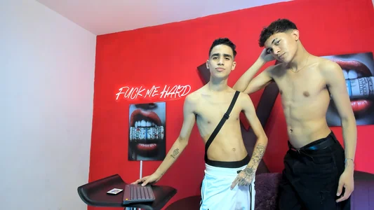 CUTE BOYS 🩷😍 de SKYN_MAN  3 Imagens