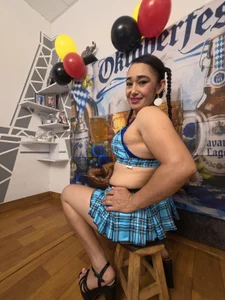 Prost! 🍺 It’s Oktoberfest! Come join my room and get wild with me! 🥨💦 de charlotte-11  5 photos