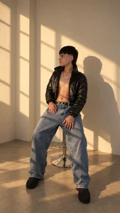 Golden light, confident energy. ✨ Which photo caught your attention first? de daimon_stan  7 photos