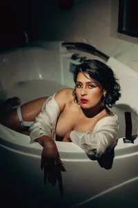 EviePhoenix Enjoy the humidity of my body Pic