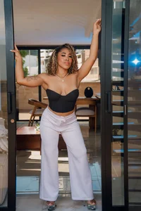 Lana-Gross Public Pic 4