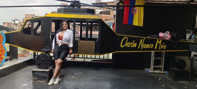 AdeleGray Walk through Medellín Bilde 6