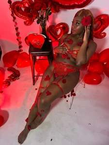 💘 “This Valentine's Day I want to be your favorite temptation. Do you dare to discover it?”🔥 de alice_rouusse  9 photos