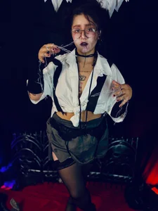 My scissors are sharp… but my heart is still soft. 🖤✂️ de Sylvara_bx Foto 3