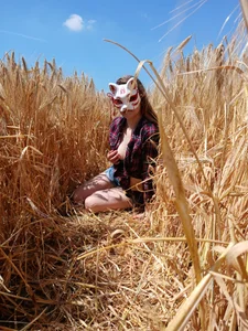 ScarletKitsunyaa A stroll through the fields <3 Foto 4