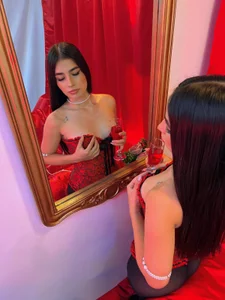 Natasha_Ferrec A touch of danger, the rest is up to you 😈 Billede 4