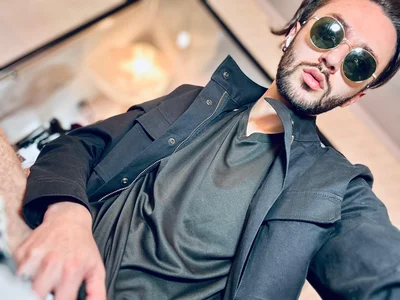 jakemagnus Brains, buns & bad intentions 🖤👓🍑 Pic 3