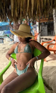 a Black Bitch at The Beach de SunnyPage  photos