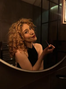 𝑀𝒾𝓇𝓇𝑜𝓇,𝓂𝒾𝓇𝓇𝑜𝓇 𝑜𝓃 𝓉𝒽𝑒 𝓌𝒶𝓁𝓁... od SerenaBennet  3 snímek