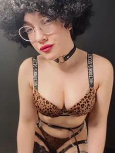 AlisaxFox Body language Pic 8