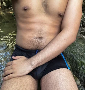 AlanDaviss Hairy body in the river  2. fénykép
