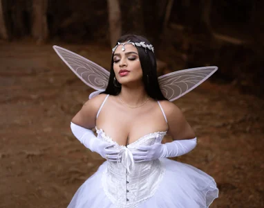 ElleGisellee READY FOR YOUR FAIRY DUST? 🧚🏽‍♀️ Foto 2