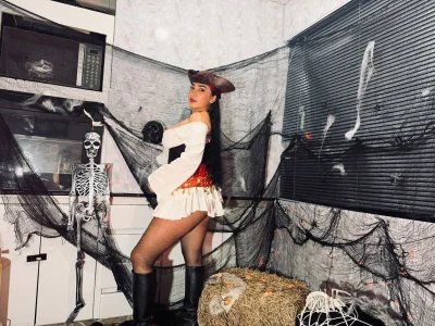 Scarlet_Reyes happy halloween 🎃💀🎀 - {count, plural, one {תמונה אחת} two {שתי תמונות} many {# תמונות} other {# תמונות}}