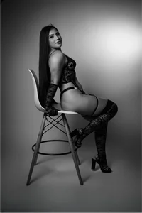 Sexy on the chair🖤