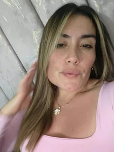 MiaAmadorVS 🎀🌷 Does pink look good on me? Pic