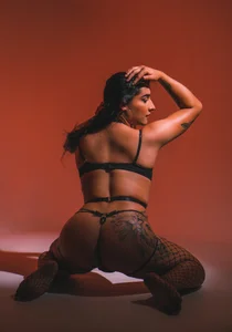 Skarlet_Ruiz_ Me Hình 2