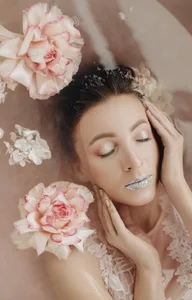 angelicfenix In bath with roses Foto