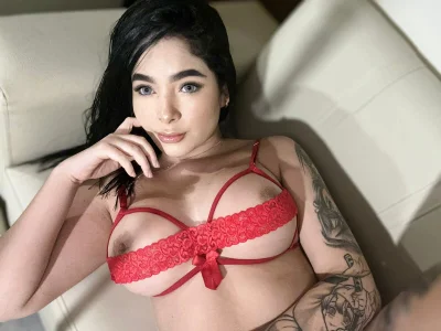 Amy_ruizz Passionate red... and you're about to fall into my game" 🔥😈🍒 Immagine 