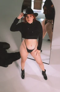 karla_hill_28のMirror mirrorの枚の写真