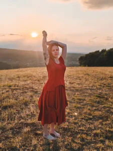 LisaFoxy_y The field is endless, and I'm the only splash of color. Billede 8