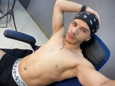 liam_es Let yourself be carried away by my temptation 😈 รูป  9