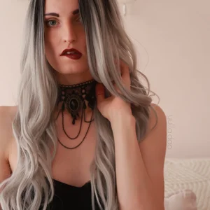 yulladao robe noire et perruque grise Foto 5