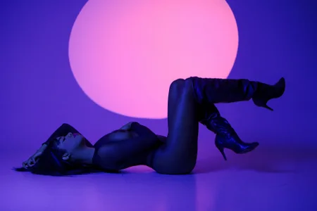 KendraChavez_ NEON BADDIE Billede 6