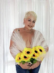 Lucy_Milf_68 flowers Pic 4