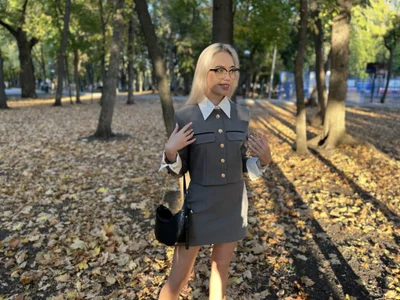 Melanie_Coopeer Student walking in the park Pic 5