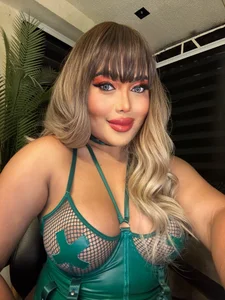 BigDominaMia: Public ( 2 фото)