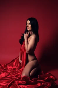 AmelieReeaa A touch of red, a hint of mystery, and a temptation you won’t forget. 💋 รูป  3