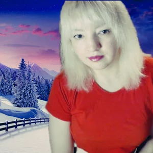 stefanyharper16 winter in red Hình 2