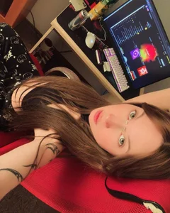 Alice_1n_Wonderland_ pc girl Pic 2