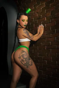 MiiaaMoonroee I'm your lucky clover ... Can I rub? 😈💚 Foto 2