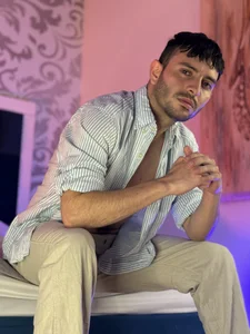 SHIRT ON. PANTS TIGHT. DESIRE UNDENIABLE🖤 od VynnyBlacke_  5 snímek