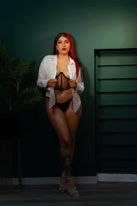 EmmaSwift_ Do you like me in white? Εικόνα