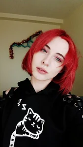 Red girl de Cowell_Adelina  5 Imagens