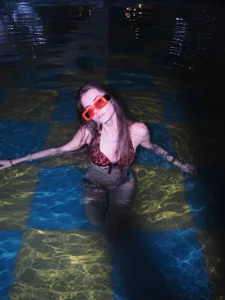 popityan1: babe in the pool ( 2 фото)