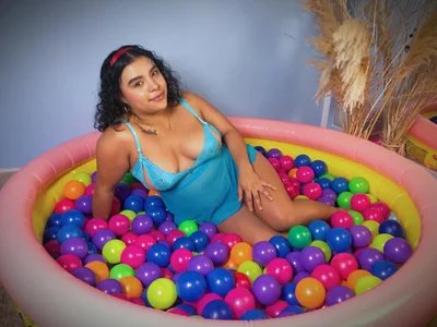 sweetie_pixiex RAINBOW POOL PARTY Pic 3